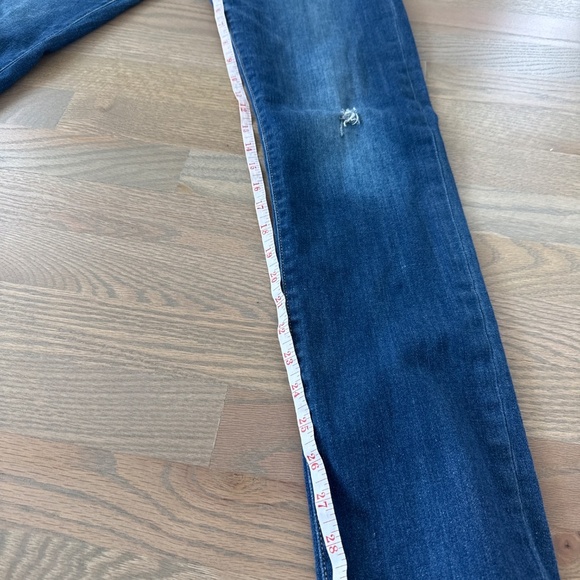 Rock and Republic distressed straight leg jeans. Size 6 - Picture 5 of 7